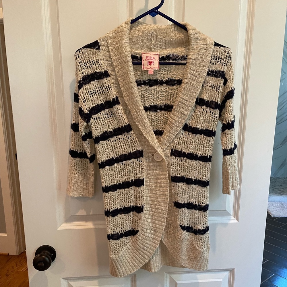 🎯3 for $15 🎯EUC Junios size medium tan and navy striped sweater